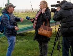 Ventės ornitologijos stoties vadovas Vytautas Jusys duoda interviu Salomėjai Pranaitienei. Filmuoja Gintautas Čepulėnas. Selemono Paltanavičiaus nuotrauka